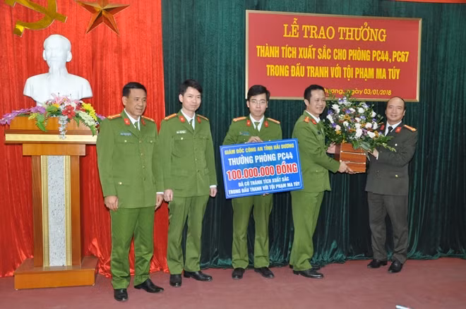 Đại tá Bùi Ngọc Phi trao thưởng cho Văn phòng Cơ quan CSĐT Công an tỉnh Hải Dương