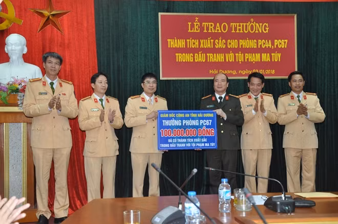 Đại tá Bùi Ngọc Phi, trao tiền thưởng 100 triệu đồng cho cán bộ, chiến sỹ Phòng CSGT Công an tỉnh Hải Dương