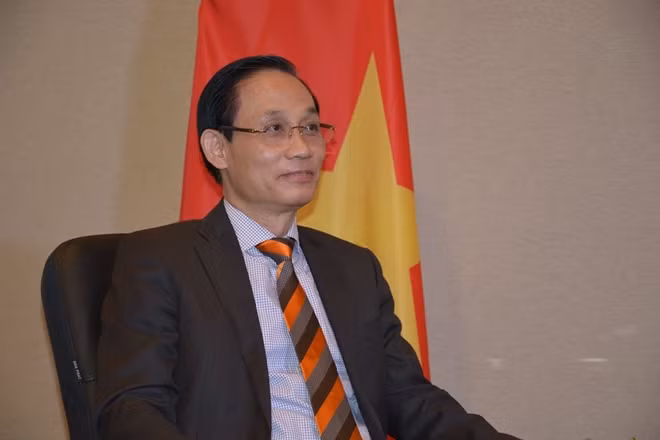 Thứ trưởng Bộ Ngoại giao Lê Hoài Trung trả lời phỏng vấn báo giới chiều 18-12