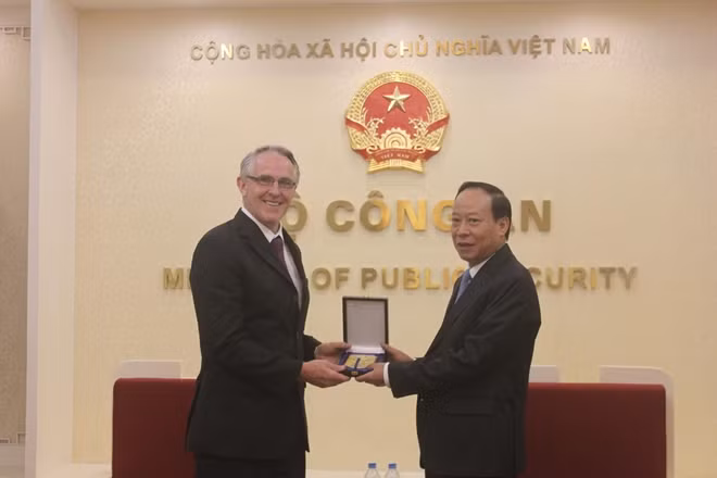 Thượng tướng Lê Qúy Vương tặng quà lưu niệm Thiếu tướng Chris McDevitt.