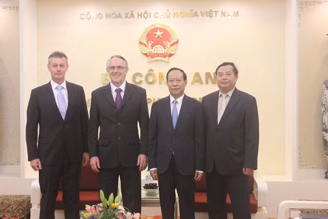 Thượng tướng Lê Qúy Vương, Thiếu tướng Chris McDevitt và các đại biểu tại buổi tiếp.