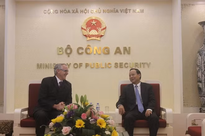 Thượng tướng Lê Qúy Vương và Thiếu tướng Chris McDevitt tại buổi tiếp.