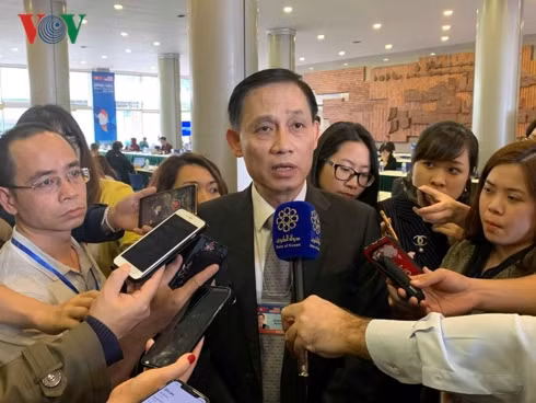 Thứ trưởng Lê Hoài Trung bị cánh phóng viên vây kín.