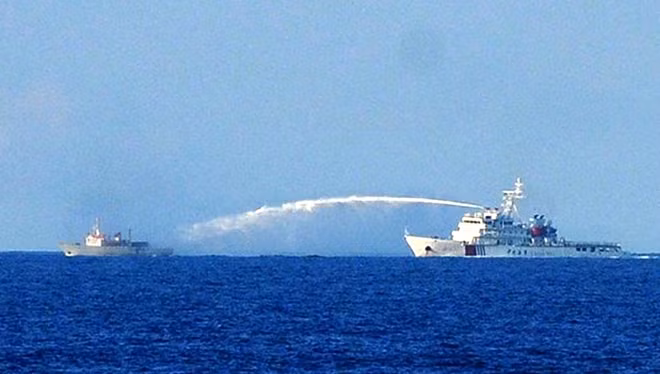 Bức ảnh chụp ngày 2-6-2014 cho thấy một tàu Trung Quốc (bên phải) đang dùng vòi rồng tấn công một tàu cá Việt Nam. ảnh: Getty
