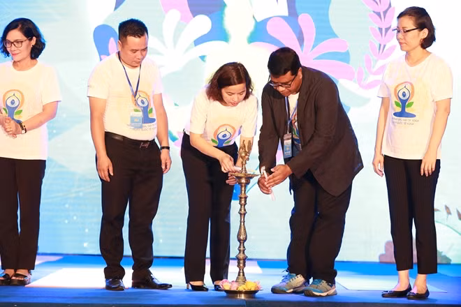 Phó Đại sứ Ấn Độ tại Việt Nam và thành viên Ban tổ chức đang thực hiện nghi lễ cho ngày đồng diễn Yoga.