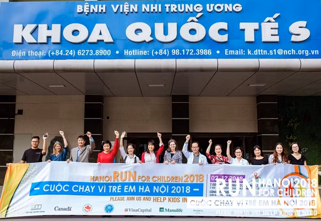 Ban tổ chức "Chạy vì trẻ em Hà Nội" đã đến thăm các em nhỏ đang chữa bệnh tại Bệnh viện Nhi Trung Ương để phát động về cuộc chạy