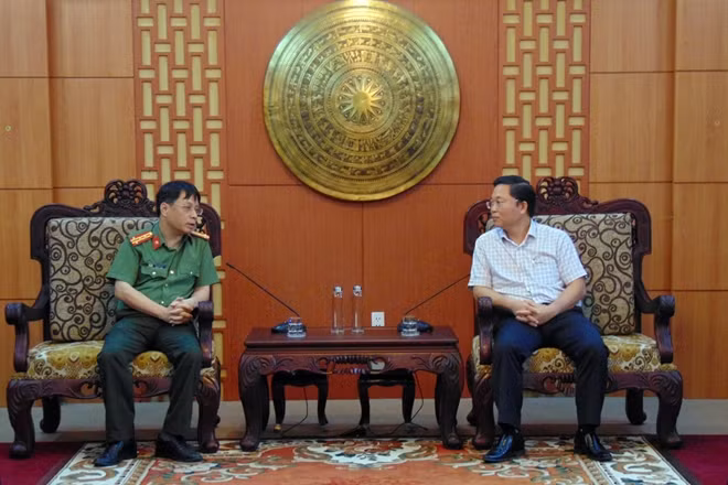 Chủ tịch UBND tỉnh Quảng Nam Lê Trí Thanh và Đại tá Phạm Khải tại buổi tiếp.