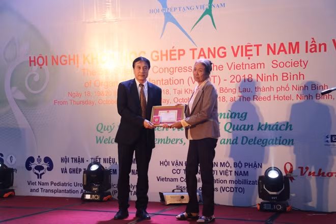 GS.TS Trịnh Hồng Sơn trao Kỷ niêm chương cho gia đình ông Nguyễn Ngọc Khiêm