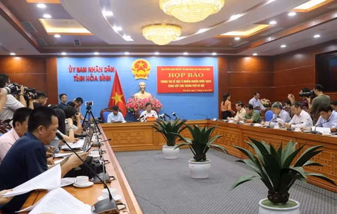 Tỉnh Hòa Bình họp báo về vụ nước sông Đà nhiễm dầu