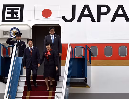 Thủ tướng Nhật Bản Shinzo Abe và phu nhân đến sân bay Nội Bài chiều 13-1. ảnh: NLD Thủ tướng Nhật Bản Shinzo Abe và phu nhân đến sân bay Nội Bài chiều 13-1. ảnh: NLD