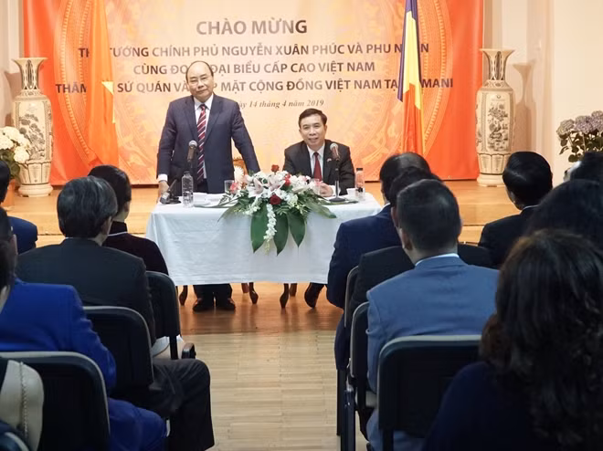 Thủ tướng Chính phủ Nguyễn Xuân Phúc nói chuyện với cán bộ, nhân viên Đại sứ quán và đại diện cộng đồng người Việt tại Rumania.