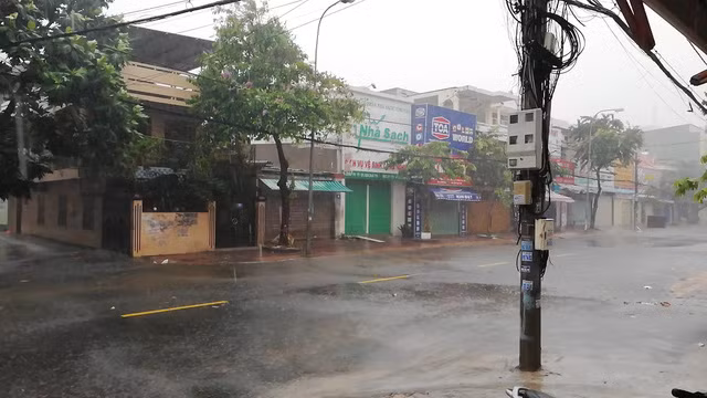 Tại Bà Rịa - Vũng Tàu, đến 9h sáng 25-11, mưa bắt đầu rất to, gió giật mạnh. Ảnh: Dântri Tại Bà Rịa - Vũng Tàu, đến 9h sáng 25-11, mưa bắt đầu rất to, gió giật mạnh. Ảnh: Dântri