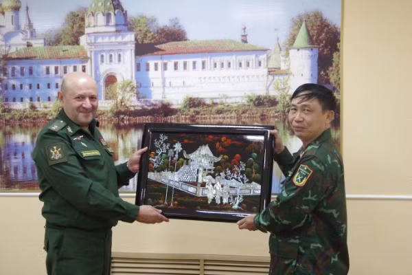 Đại tá Ngô Văn Đĩnh, Đội trưởng Đội tuyển Hóa học, trao quà tặng Trung tướng Kirillov Igor Anatolievich, Tư lệnh Binh chủng Phòng chống Hóa học, Sinh học, Phóng xạ Các Lực lượng vũ trang LB Nga. Ảnh: PHẠM KIÊN.