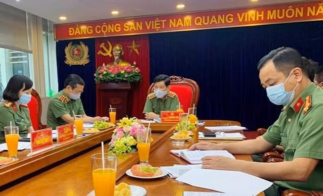 Thứ trưởng Nguyễn Văn Sơn chủ trì cuộc họp rà soát công tác phòng chống dịch của lực lượng CAND và bình xét khen thưởng.