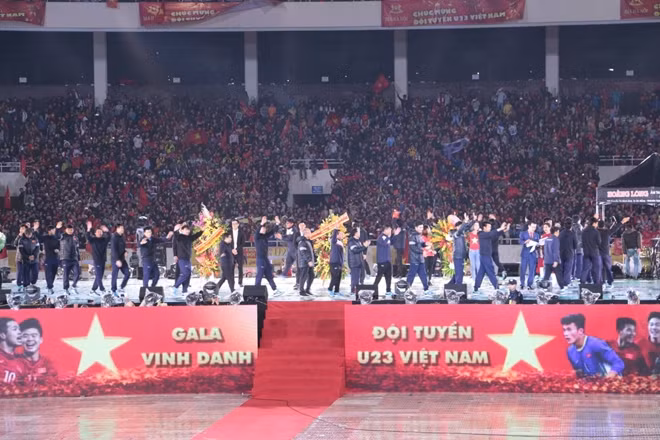 Ban huấn luyện và các thành viên đội tuyển U23 Việt Nam trên sân khấu ở sân vận động Mỹ Đình