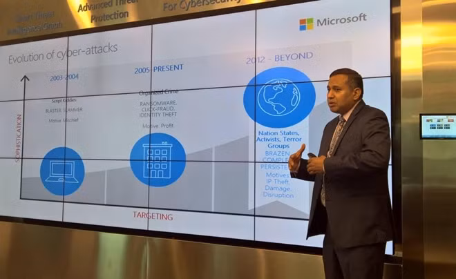 Ông Keshav Dhakad, Giám đốc khối phòng chống tội phạm mạng, Microsoft Châu Á trình bày báo cáo.