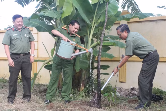 Đại tá Nguyễn Văn Thuận, Phó Giám đốc Cong an Tp Cần Thơ, trồng cây tại Trung tâm Huấn luyện và Bồi dưỡng nghiệp vụ