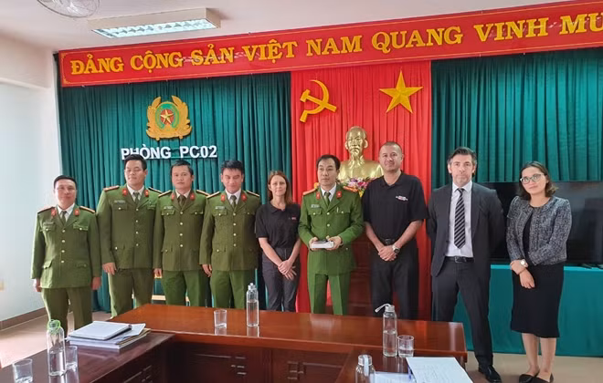 Điều tra viên trung cấp Michelle Stoten, Điều tra viên Mark Hodgson, Đại diện Đại sứ quán Anh Graham Orr cùng lực lượng Công an địa phương tại thành phố Huế hôm 19/2/2020.