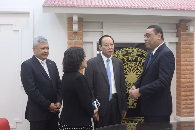Thứ trưởng Lê Qúy Vương trao đổi với Đại tướng Syafruddin, Phó tư lệnh Cảnh sát quốc gia Indonesia bên lề cuộc hội đàm.