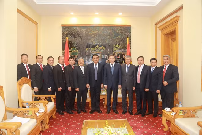 Thượng tướng Tô Lâm, Bộ trưởng Bộ Công an chụp ảnh lưu niệm với Đại tướng Syafrunddin, Phó Tư lệnh Cảnh sát quốc gia Indonesia và các thành viên trong đoàn.