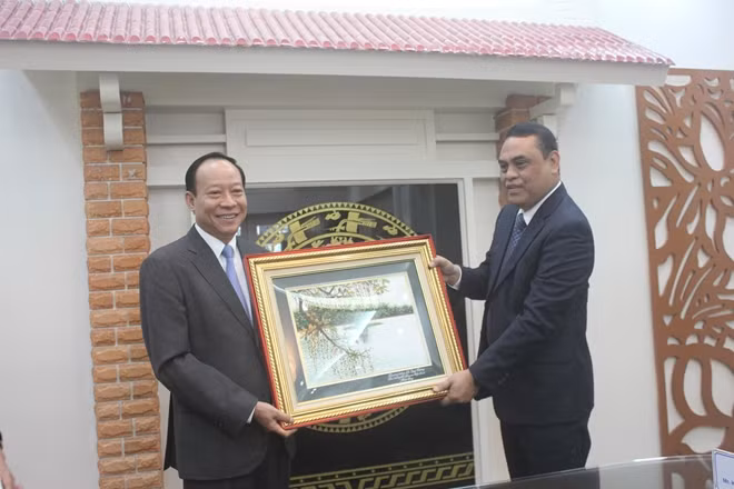 Thứ trưởng Lê Qúy Vương tặng quà Đại tướng Syafruddin, Phó tư lệnh Cảnh sát quốc gia Indonesia
