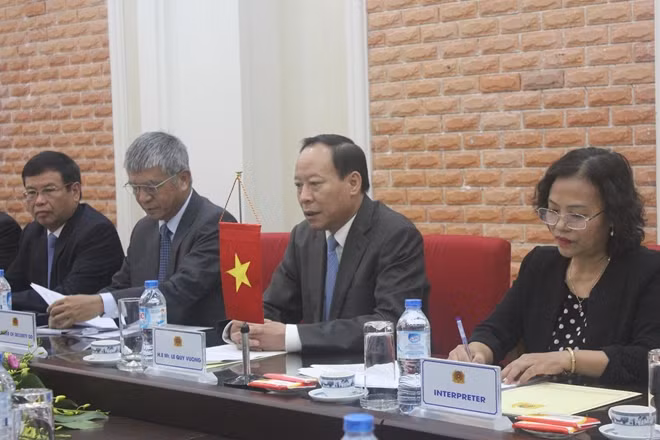 Thứ trưởng Lê Qúy Vương (giữa) tại cuộc hội đàm với Đại tướng Syafruddin, Phó tư lệnh Cảnh sát quốc gia Indonesia sáng 26-9.