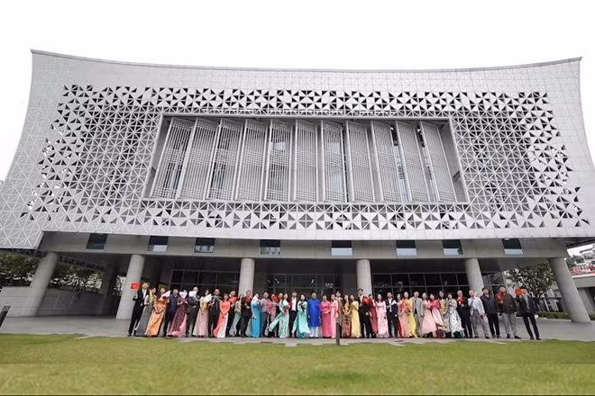 Video clip âm nhạc bằng tiếng Việt được trình diễn bởi khoảng 50 cán bộ ngoại giao Hàn Quốc và nhân viên Việt Nam.