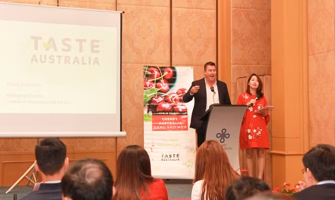 Ông Paul Keenan, Đại diện của Hiệp hội Cherry Australia phát biểu tại hội thảo chuyên đề dành cho các nhà nhập khẩu, phân phối, bán buôn, bán lẻ trái cây tươi tại Hà Nội .