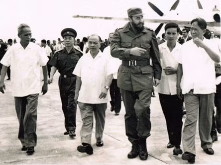 Bí thư Thứ nhất Ban Chấp hành Trung ương Đảng Lao động Việt Nam Lê Duẩn; Chủ tịch Quốc hội Trường Chinh; Thủ tướng Phạm Văn Đồng; Đại tướng Võ Nguyên Giáp cùng nhiều đồng chí lãnh đạo Đảng, Nhà nước đón đồng chí Fidel Castro tại sân bay Gia Lâm, trưa 12-9-1973. Ảnh tư liệu