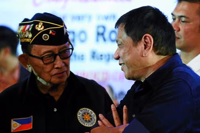 Cựu Tổng thống Philippines Fidel Ramos (trái) và Tổng thống Philippines Rodrigo Duterte (phải). ảnh: PPD