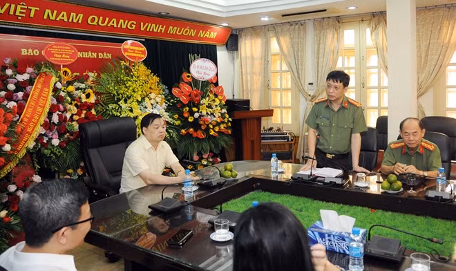 Đại tá Phạm Khải, Tổng Biên tập Báo CAND thông tin với đồng chí Lê Mạnh Hùng và đoàn công tác về kết quả các mặt công tác của Báo CAND thời gian qua.