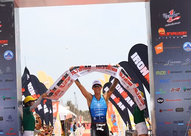 Tân vô địch Ironman 70.3 Việt Nam năm 2017 là nam vận động viên Tim van Berkel người Australia