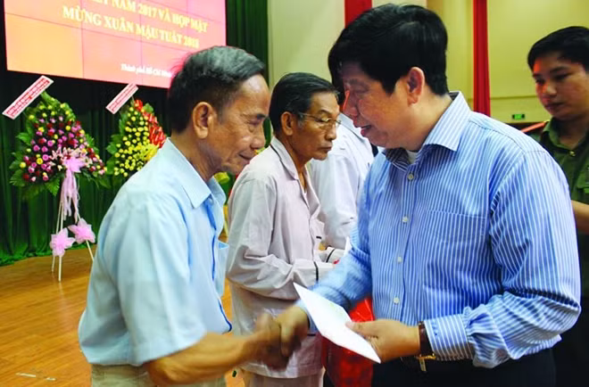 Ông Nguyễn Văn Hùng, Chủ tịch Công ty Phượng Hoàng, Nguyên Trưởng Phòng Công tác Chính trị Công an TP Hồ Chí Minh, trao quà cho các hội viên.