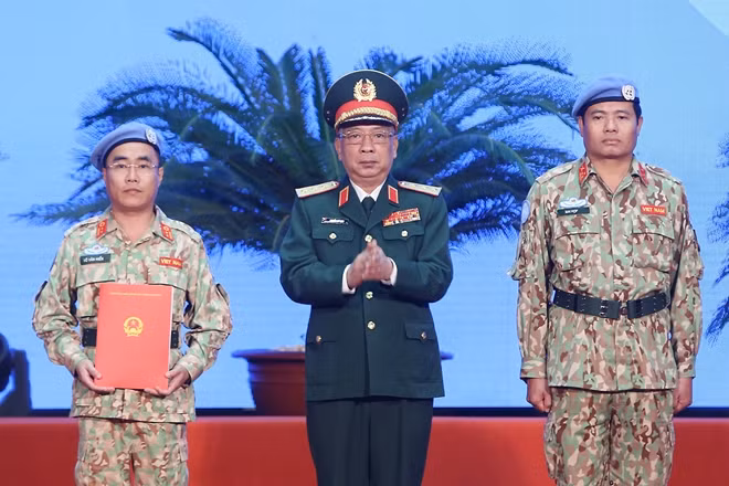 Thứ trưởng Nguyễn Chí Vịnh trao quyết định của Chủ tịch nước cho Ban Giám đốc Bệnh viện dã chiến cấp 2 số 2