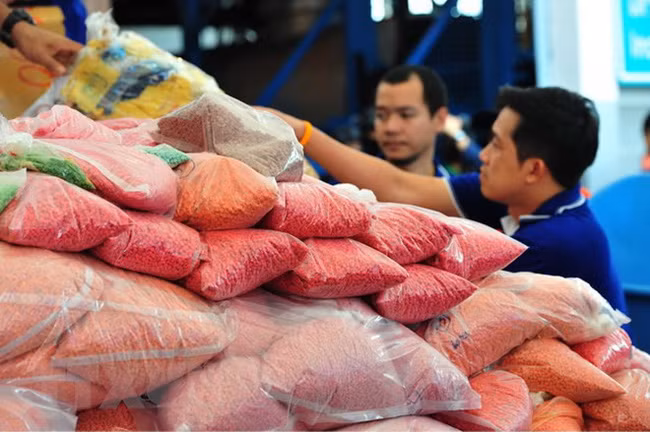 Kiểm tra số ma túy chuẩn bị mang thiêu hủy ở Ayutthaya, Thái Lan ngày 25/6.