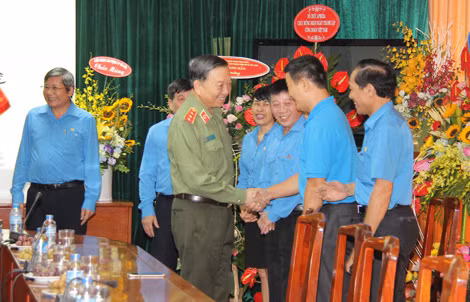 Bộ trưởng Tô Lâm tặng hoa, chúc mừng Tổng liên đoàn Lao động Việt Nam.