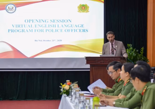 Ông Tom Lyons, Giám đốc INL tại Việt Nam phát biểu tại lễ khai giảng.