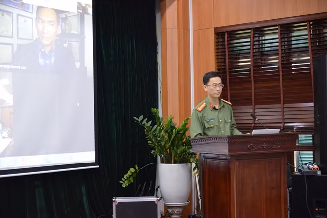 Đại tá Nguyễn Hoa Chi - Phó Cục trưởng Cục Đối ngoại Bộ Công an phát biểu tại lễ khai giảng.