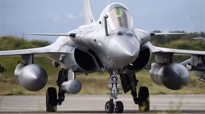Rafale hiện là chiến đấu cơ chủ lực của Không quân Pháp, do tập đoàn Dassault Aviation, một trong những hãng chế tạo máy bay lâu đời nhất thế giới sản xuất. Rafale phục vụ trong Không quân Pháp từ đầu những năm 2000 nhưng đã trải qua nhiều đợt nâng cấp với nhiều phiên bản khác nhau. Rafale hiện là chiến đấu cơ chủ lực của Không quân Pháp, do tập đoàn Dassault Aviation, một trong những hãng chế tạo máy bay lâu đời nhất thế giới sản xuất. Rafale phục vụ trong Không quân Pháp từ đầu những năm 2000 nhưng đã trải qua nhiều đợt nâng cấp với nhiều phiên bản khác nhau.