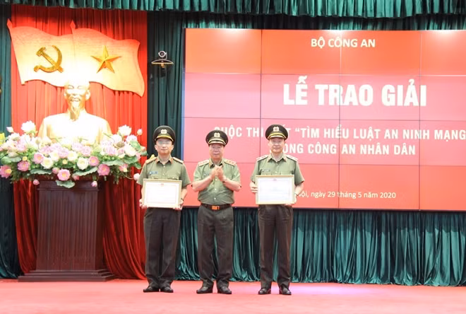 Thứ trưởng Bùi Văn Nam trao Bằng khen của Bộ Công an tặng các tập thể, cá nhân có thành tích xuất sắc trong công tác tham mưu, tổ chức cuộc thi.