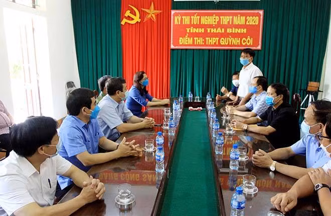 Đại diện lãnh đạo Trường THPT Quỳnh Côi báo cáo công tác tổ chức kỳ thi tốt nghiệp THPT năm nay. Đại diện lãnh đạo Trường THPT Quỳnh Côi báo cáo công tác tổ chức kỳ thi tốt nghiệp THPT năm nay.