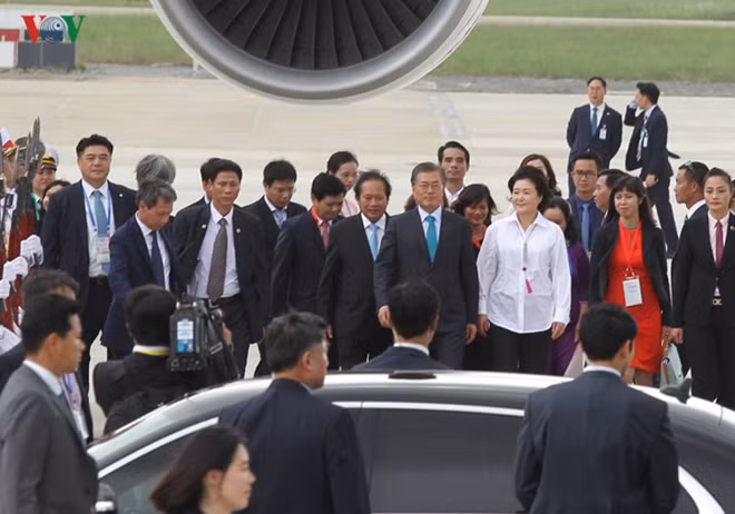 Hàn Quốc còn mang hẳn chiếc xe sang phục vụ Tổng thống Moon Jae In đi lại ở Đà Nẵng.