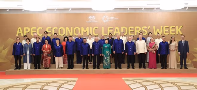 Các nhà lãnh đạo nền kinh tế APEC chụp ảnh chung hôm 10-11