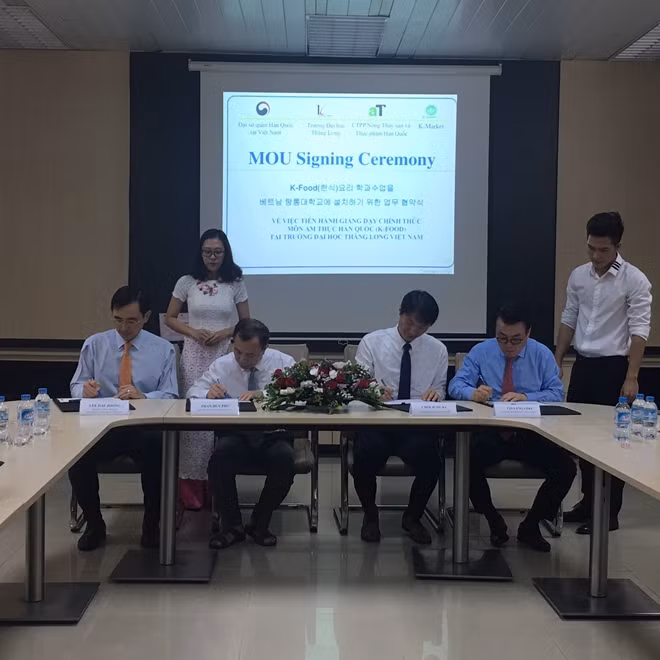 Đại diện các bên trong lễ ký bản ghi nhớ trưa 27-6.