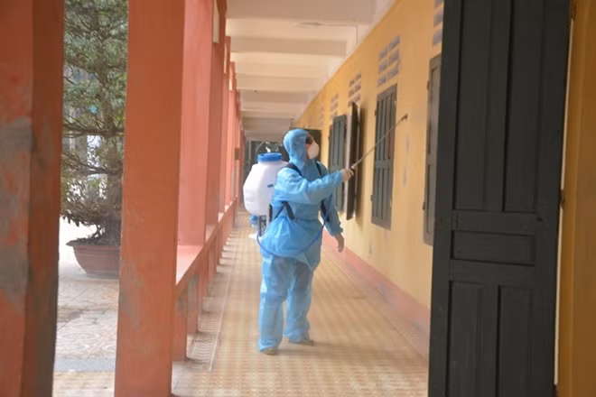 Vĩnh Phúc phun khử trùng trường học.