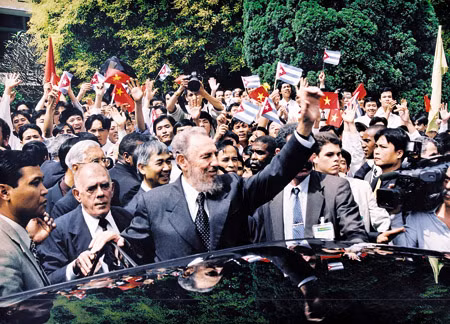 Đồng chí Fidel Castro trong chuyến thăm Việt Nam năm 2003. ảnh: PL&ĐS