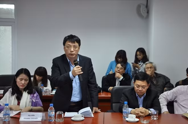 Nhà báo, Thượng tá Phạm Khải, Phó Tổng Biên tập Báo Công an nhân dân chia sẻ với các đại biểu tại buổi giao lưu