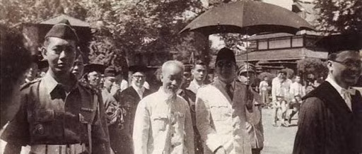 Một trong những bức ảnh phản ánh tình bạn giữa Chủ tịch Hồ Chí Minh và Tổng thống Sukarno.