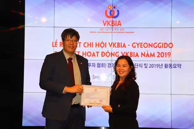 Chủ tịch VKBIA Trần Hải Linh trao quyết định thành lập Chi hội VKBIA-Gyeonggi và bổ nhiệm 5 thành viên điều hành do bà Phan Thị Hóa làm Chi hội trưởng.