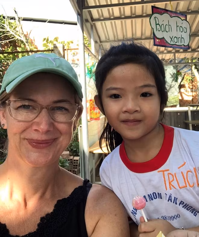Đại sứ Ann Måwe "selfie' với một bé gái người địa phương. ảnh: Facebook